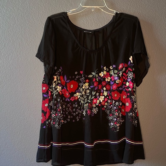 Floral Black Top Avenue - Picture 1 of 3